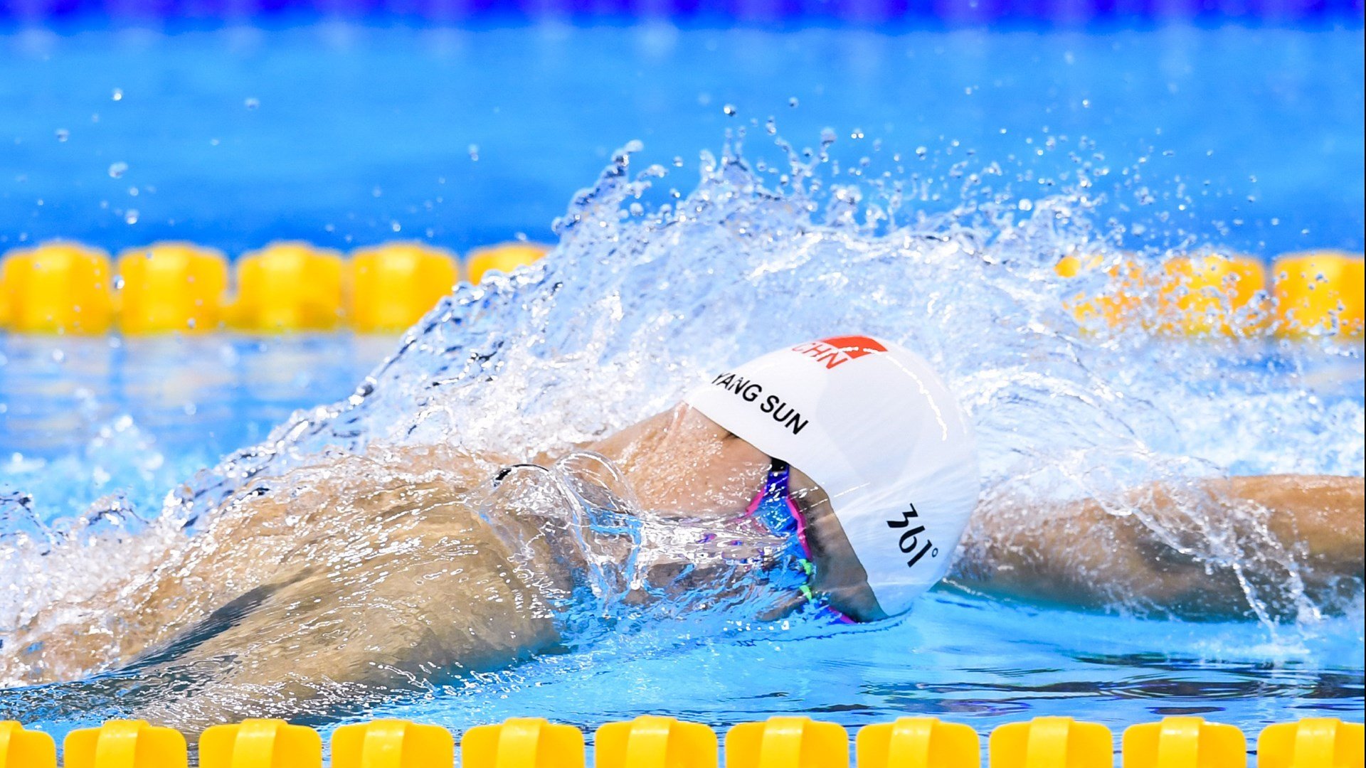 中国篮球是否应加强与国际篮球青训机构的交流合作，中国国家篮球青训选拔